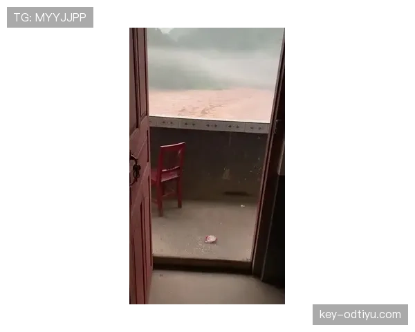 石智勇每天三点起床，家里倒是挺普通，但他鞋柜金光闪闪让我怀疑人生