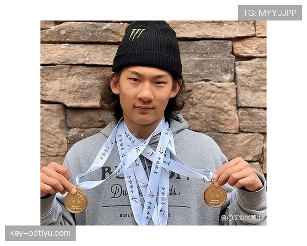 苏翊鸣拎着那只名牌箱子下飞机，隔壁乘客都像在跟着他走秀，钱包瞬间尴尬